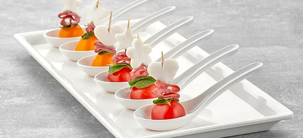 Açık büfe sunumu için çeşitli şekillerde beyaz melamin lokmalık kaseler ve tadım kaşıkları