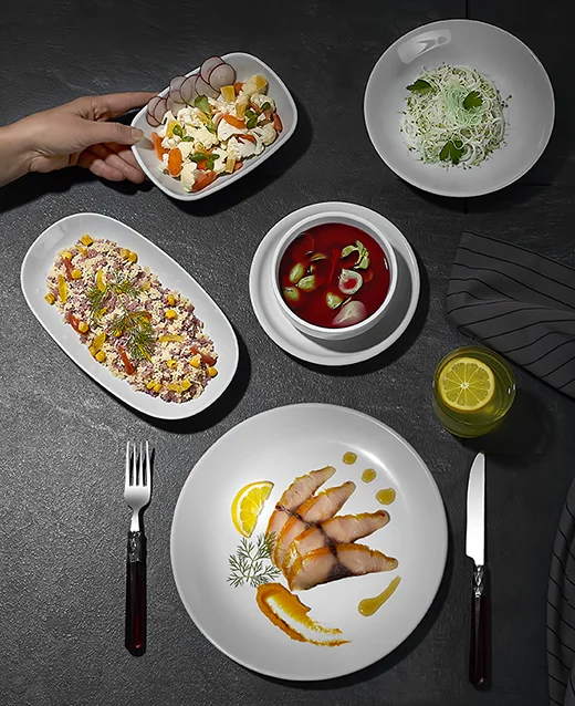 Şık bir restoran için tasarlanmış beyaz ve renkli profesyonel melamin tabaklar