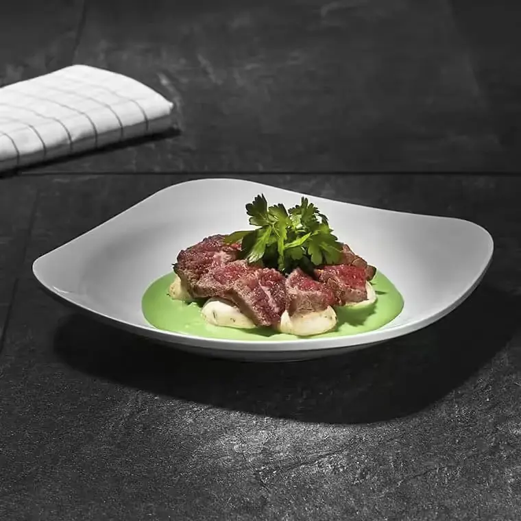 Porselen beyazı parlak melamin organik formlu sunum tabağı Külsan 4121.PW Bergama serisi.