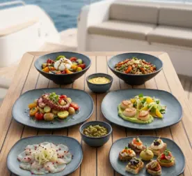 Ahşap tekne masasında ızgara ahtapot, deniz tarağı, burrata salatası, carpaccio ve kanape ikramlarıyla sunulan yeşil mineral reaktif taş efektli kırılmaz melamin 8 parça Green Minerra (M502208) 2 kişilik kare yemek takımı seti.
