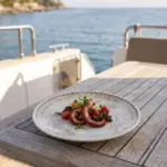 17,8 cm çapında ve 2 cm yüksekliğinde krem zemin üzerine bakır otantik etnik motifli melamin yuvarlak HappyChef 6'lı pasta, tatlı ve meze servis tabağı seti.