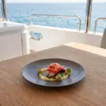 20,3 cm çapında ve 2,3 cm yüksekliğinde mat eskitme taş ve metalik antrasit dokulu melamin yuvarlak HappyChef 6'lı yemek, tatlı ve servis tabağı seti.