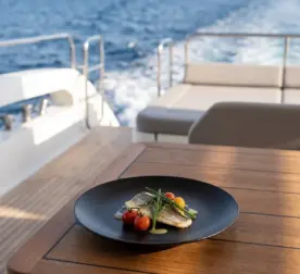 25,4 cm çapında ve 3 cm yüksekliğinde mat pütürlü döküm taş efektli siyah melamin yuvarlak HappyChef 3'lü ana yemek ve servis tabağı seti.