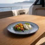 Ahşap tekne masasında taze fesleğen, renkli çeri domates salatası, balzamik sos ve sızma zeytinyağı eşliğinde sunulan taze burrata peyniri ile gösterilen dairesel spral ve çatlatmalı sır efektli lacivert-mavi mermer dokulu kırılmaz melamin 6'lı yuvarlak tatlı, meze ve başlangıç tabağı seti (Ø 17,5 cm).
