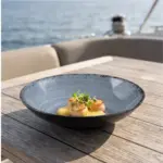 Ahşap tekne masasında köpüksü sarı gurme sos ve taze mikro filizler eşliğinde tavada mühürlenmiş deniz tarağı (scallop) ikramıyla gösterilen dairesel spral ve çatlatmalı sır efektli lacivert-mavi mermer dokulu kırılmaz melamin 3'lü yuvarlak geniş çukur yemek, makarna ve çorba tabağı seti (Ø 23 cm, 540 ml).