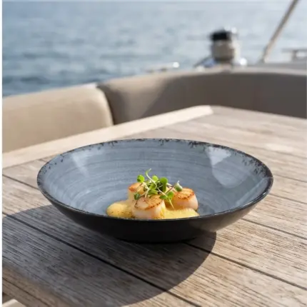 Ahşap tekne masasında köpüksü sarı gurme sos ve taze mikro filizler eşliğinde tavada mühürlenmiş deniz tarağı (scallop) ikramıyla gösterilen dairesel spral ve çatlatmalı sır efektli lacivert-mavi mermer dokulu kırılmaz melamin 3'lü yuvarlak geniş çukur yemek, makarna ve çorba tabağı seti (Ø 23 cm, 540 ml).