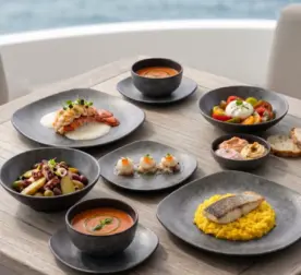 Ahşap tekne masasında ıstakoz, ızgara balık risotto, deniz tarağı, burrata salatası ve çorba ikramlarıyla sunulan koyu toprak tonlarında mat kil dokulu kare kırılmaz melamin 8 parça Velora Clay (M504208) 2 kişilik yemek takımı seti.