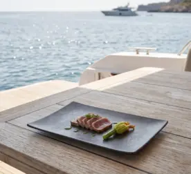 Ahşap tekne masasında mühürlenmiş ton balığı tataki, kabak çiçeği dolması ve fesleğen yağı sunumuyla gösterilen koyu toprak tonlarında mat kil dokulu büyük boy kırılmaz melamin Velora Clay 3'lü dikdörtgen servis ve sunum tabağı seti (30 x 20,7 cm).